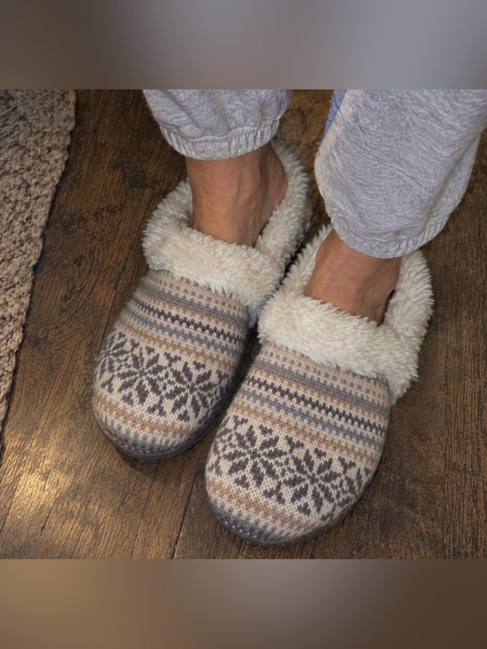 Women’s Muk Luks Cozy Snowflake Knit Slippers with Fuzzy Lining size 7-8